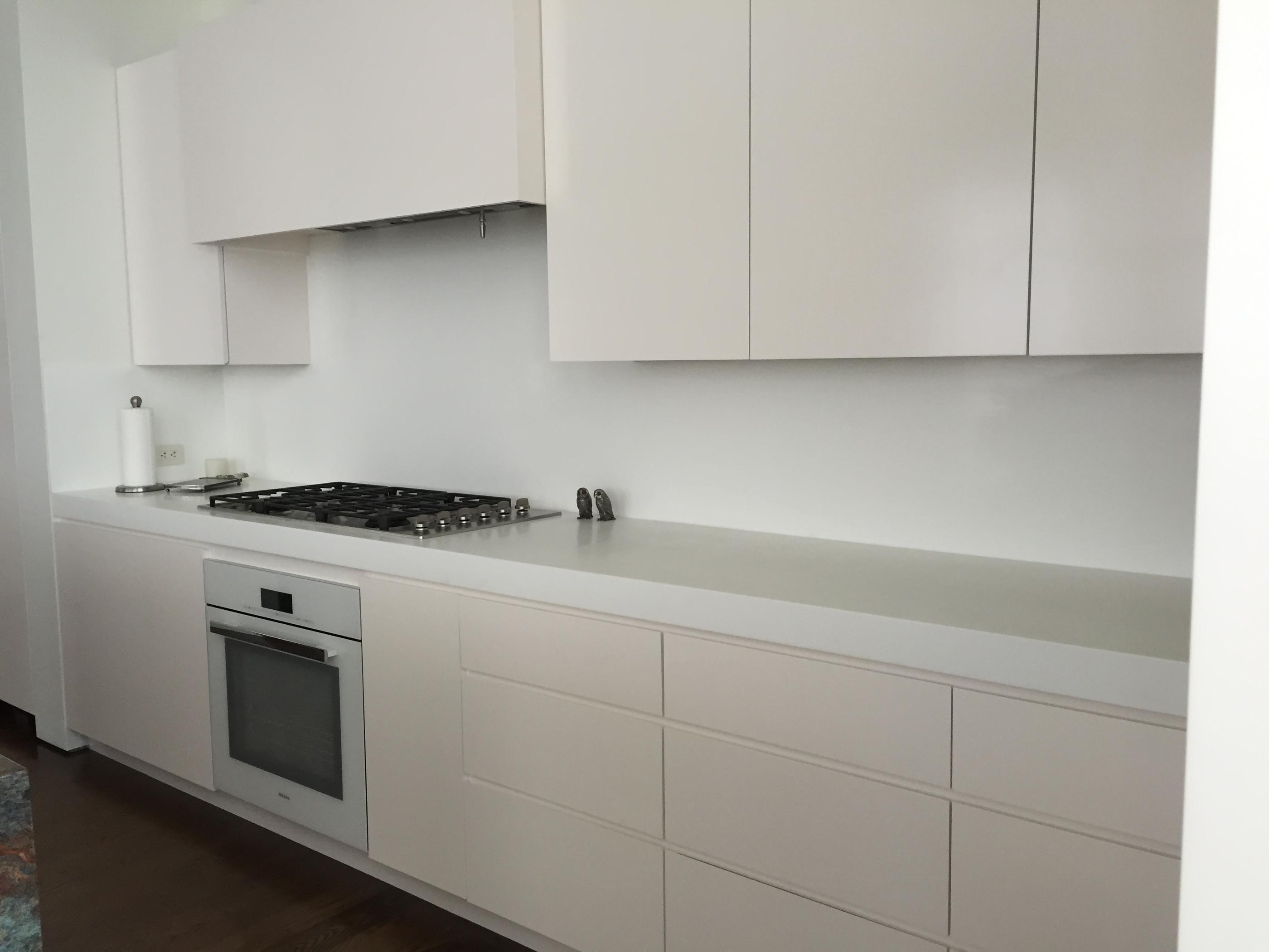 White kitchen countertops